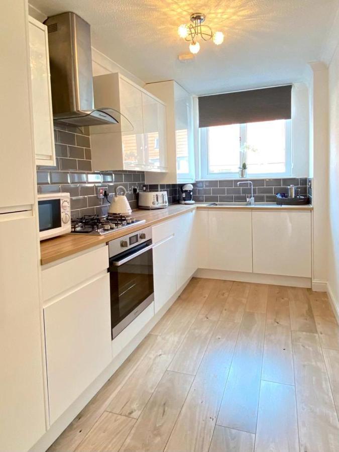 3 Bedroom - 2 Bathroom Townhouse In Corstorphine Near Murrayfield Stadium - Direct Bus To Edinburgh City Centre In 20 Minutes - Two Private Parking Spaces - Private Sunny Garden - Recently Refurbished Exterior foto