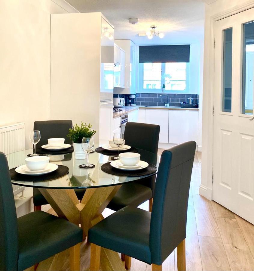 3 Bedroom - 2 Bathroom Townhouse In Corstorphine Near Murrayfield Stadium - Direct Bus To Edinburgh City Centre In 20 Minutes - Two Private Parking Spaces - Private Sunny Garden - Recently Refurbished Exterior foto