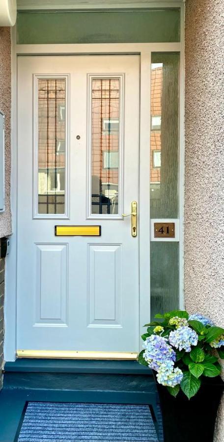 3 Bedroom - 2 Bathroom Townhouse In Corstorphine Near Murrayfield Stadium - Direct Bus To Edinburgh City Centre In 20 Minutes - Two Private Parking Spaces - Private Sunny Garden - Recently Refurbished Exterior foto