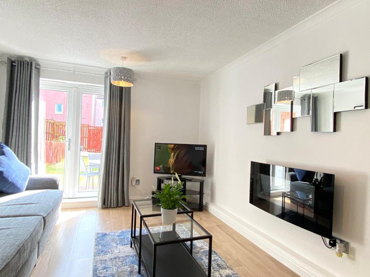 3 Bedroom - 2 Bathroom Townhouse In Corstorphine Near Murrayfield Stadium - Direct Bus To Edinburgh City Centre In 20 Minutes - Two Private Parking Spaces - Private Sunny Garden - Recently Refurbished Exterior foto