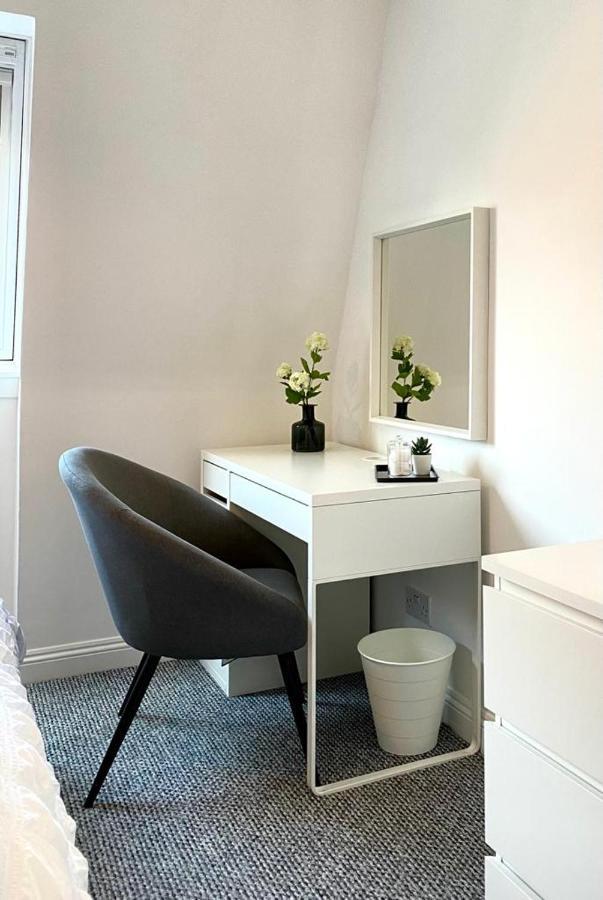 3 Bedroom - 2 Bathroom Townhouse In Corstorphine Near Murrayfield Stadium - Direct Bus To Edinburgh City Centre In 20 Minutes - Two Private Parking Spaces - Private Sunny Garden - Recently Refurbished Exterior foto