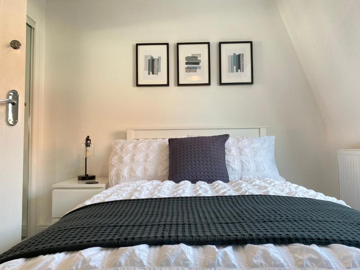 3 Bedroom - 2 Bathroom Townhouse In Corstorphine Near Murrayfield Stadium - Direct Bus To Edinburgh City Centre In 20 Minutes - Two Private Parking Spaces - Private Sunny Garden - Recently Refurbished Exterior foto