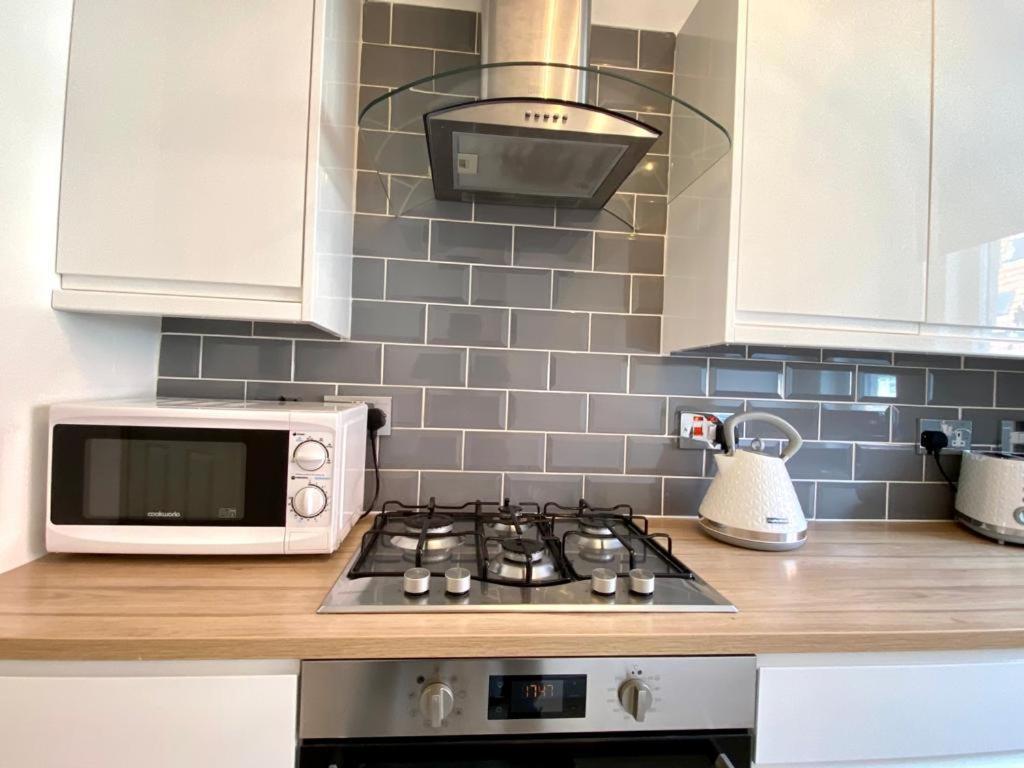 3 Bedroom - 2 Bathroom Townhouse In Corstorphine Near Murrayfield Stadium - Direct Bus To Edinburgh City Centre In 20 Minutes - Two Private Parking Spaces - Private Sunny Garden - Recently Refurbished Exterior foto